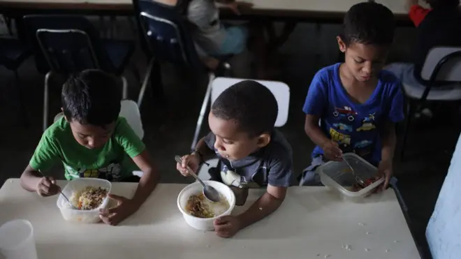 Des enfants déjeunent à la cuisine communautaire de Madre Asuncion le 9 octobre 2019 à Petare, Caracas, Venezuela.