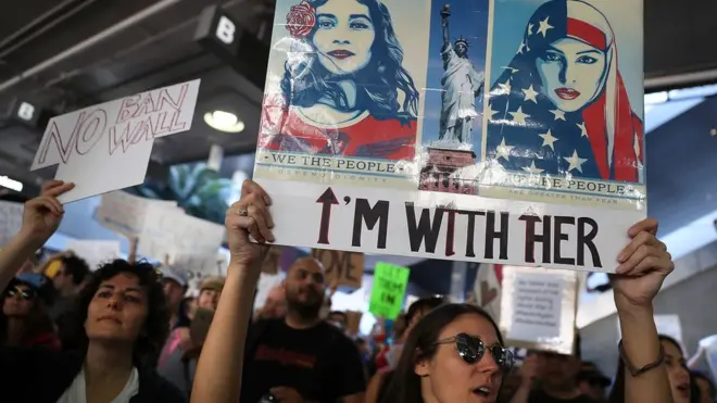Protes terhadap perintah eksekutif Trump dilakukan di bandara.