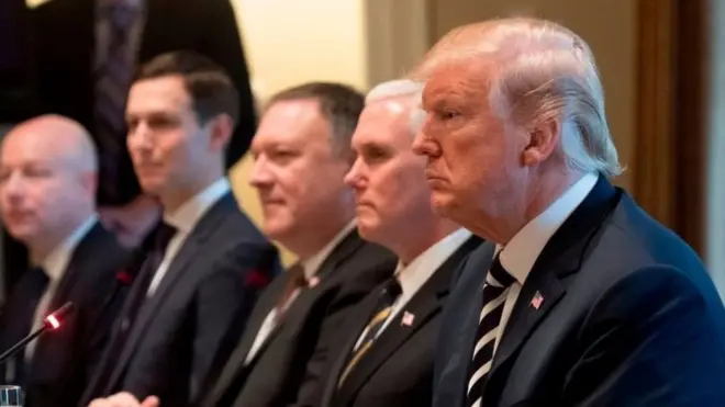 ترامب وفريق من إدارته