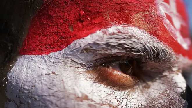 ኣብ 2013 ኣብ ግብጺ ኣንጻር ፕሬዝደንት መሓመድ ሞርሲ ኣብ ዝተኻየደ ሰልፊ ተቓውሞ ሕብሪ ባንዴራ ግብጺ ተለኽዩ ዝወጽአ ግብጻዊ፡