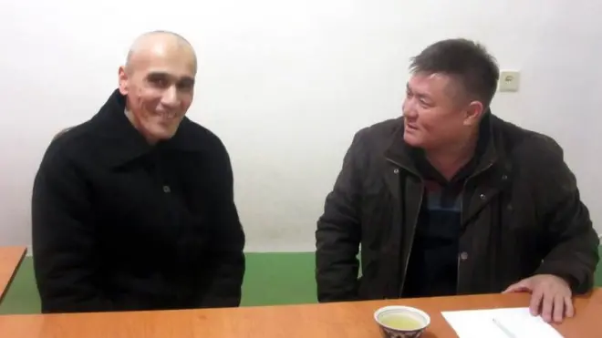 Искандар Худойберганов (чапда) ва "Эзгулик" фаоли Абдураҳмон Ташанов