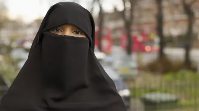 مسلمة منقبة