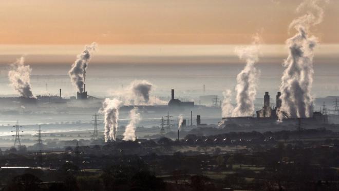 Contaminación saliendo de chimeneas en fábricas