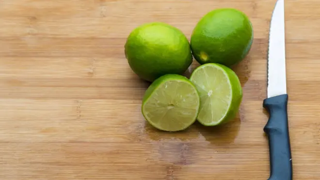 লেবুর রস দিয়ে লোম সাদা করার বেশ প্রচলন রয়েছে।