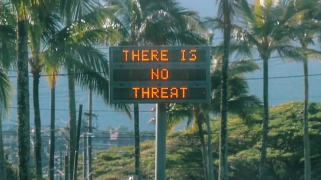 "No hay amenaza", decía uno de los carteles en Oahu, Hawái, el sábado tras el envío de una alerta falsa del impacto de un misil balístico en la isla.