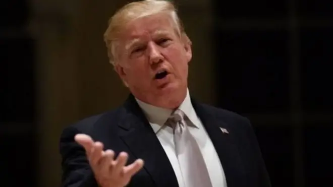 ABŞ prezidenti Si Tzinpinin Çini bir adamın diktaturası erasına qaytarmaq cəhdini tərifləyib, onu "böyük" lider adlandırıb və onun "ömürlük" vəzifədə qalmaq niyyətini təqdir edib.