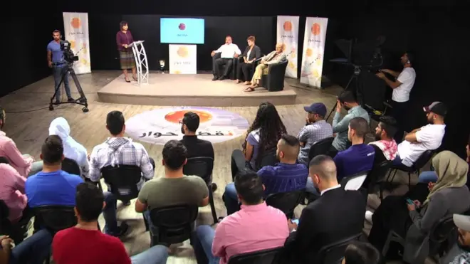 جانب من حلقة نقطة حوار التي سجلت في رام الله وبحثت في فرص السلام بين الفلسطينيين وإسرائيل