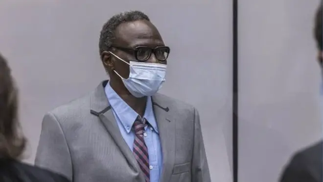 علی محمدعلی عبدالرحمن رهبر سابق گروه شبه نظامیان "جنجوید" بوده که طرفدار دولت وقت سودان محسوب میشود