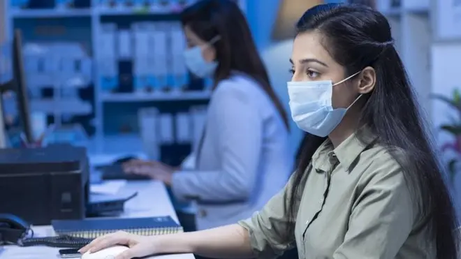 ऑफ़िस में काम करती महिला