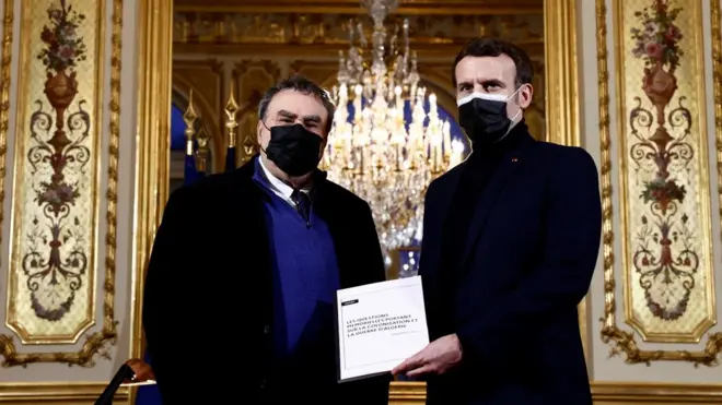 الرئيس الفرنسي يتسلم تقرير المؤرخ اللفرنسي المكلف من الرئاسة بنيامين ستورا حول الاستعمار وحرب الجزائر(1954-1962).