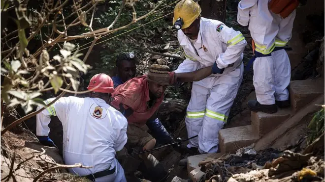 Un mineur clandestin tiré d'une mine, en Afrique du Sud.