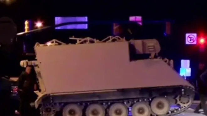 ولاية فيرجينيا الأمريكية تشهد مشهدا غريبا. إذ سرق جندي أمريكي مركبة عسكرية مدرعة وجال بها في شوارع الولاية.