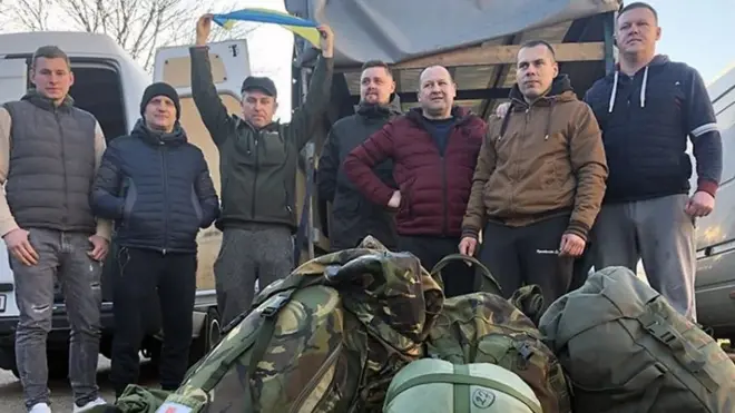 أوكرانيون يسافرون من بريطانيا للقتال