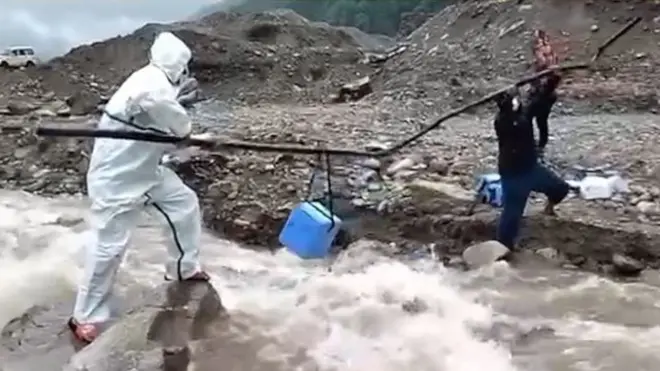 ज्येष्ठ नागरिकहरूलाई मस्ताङमा फलामको रड मार्फत् खोप यसरी लगियो।