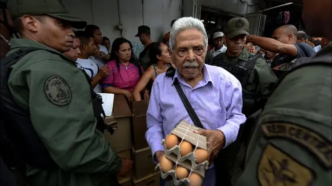 La guardia nacional vigila una ventaslot blue wizardhuevos en Caracas.