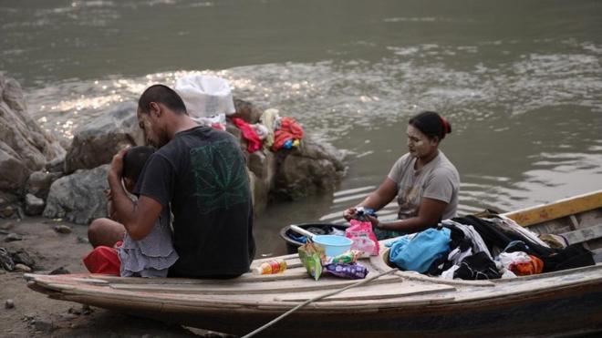 ชาวบ้านแม่สามแลบในฝั่งไทยซักผ้าและพักผ่อนริมแม่น้ำสาละวิน