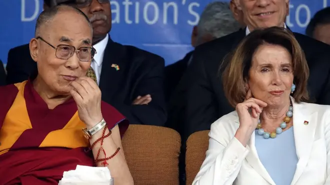 率领美国国会两党代表团访问印度会见达赖喇嘛的南希·佩洛西发誓要同流亡西藏精神领袖达赖喇嘛站在一起