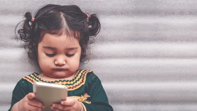 Trẻ em sinh ra sau khi internet trở nên phổ biến được biết đến như thế hệ sinh ra cùng công nghệ số (digital natives)