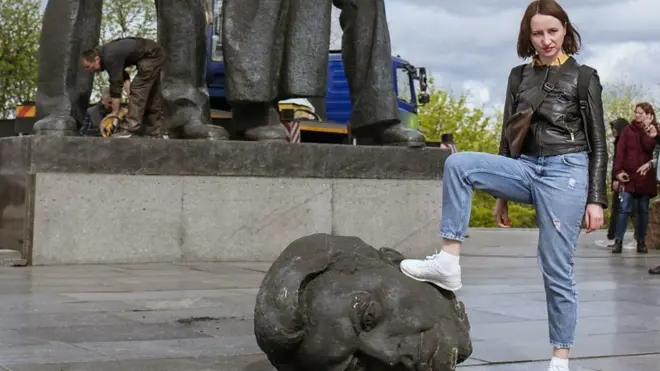 Rušenje statue prijateljstva Rusije i Ukrajine