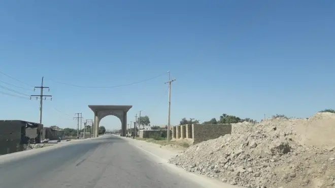 منابع محلی گفته که اکنون نیروهای شورشی به نزدیکی مرکز ولسوالی شیرین تگاب رسیده‌اند.