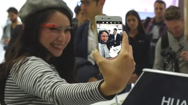 El nuevo terminal de Huawei cuenta con doble cámara Leica y es capaz de grabar video en 4K.
