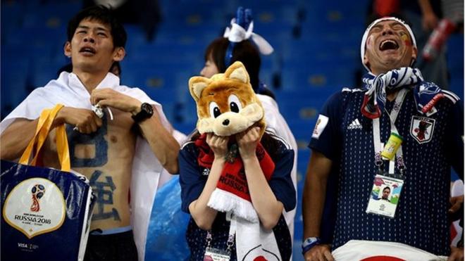 Cổ động viên Nhật Bản đã không cầm được nước mắt khi chứng kiến đội tuyển để thua một cách đau đớn