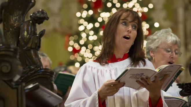 加拿大多倫多一家教堂內詩歌班成員在聖誕樹前獻唱（資料圖片）