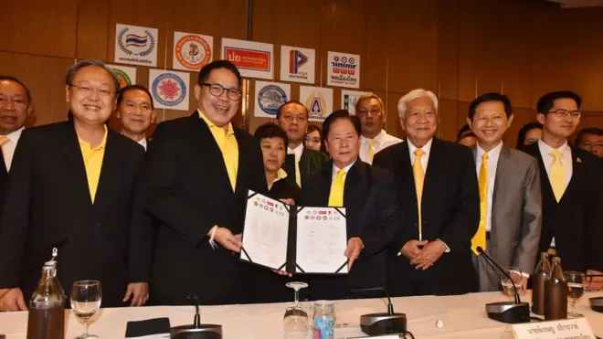 นายอุตตม สาวนายน หัวหน้า พปชร. รับหนังสือแสดงเจตนารมณ์สนับสนุน พปชร. เป็นแกนนำในการจัดตั้งรัฐบาลจาก 11 พรรคการเมืองที่มีเสียงเดียวในสภา