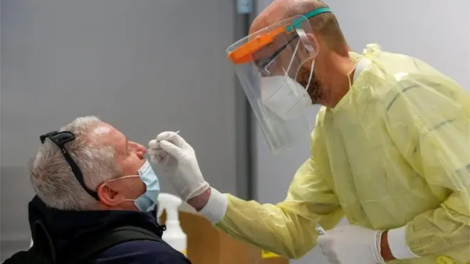 Roma Fiumicino Havalimanı'nda yapılan bir koronavirüs testi.