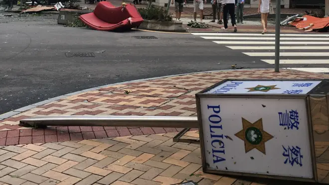 澳門皇朝區一座在颱風中倒下的警察派出所標桿（23/8/2017）