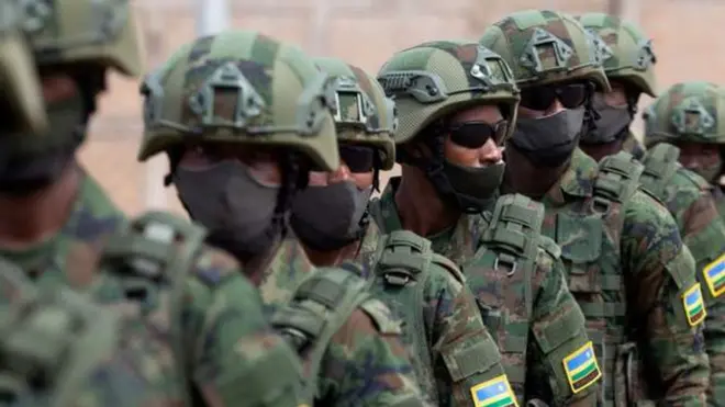 Abasirikare b'u Rwanda bahagaze ku murongo