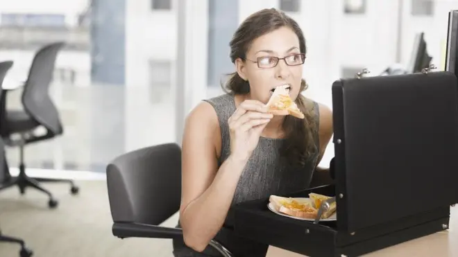 ผู้หญิงกินอาหาร