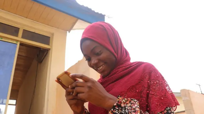 Une fille au téléphone