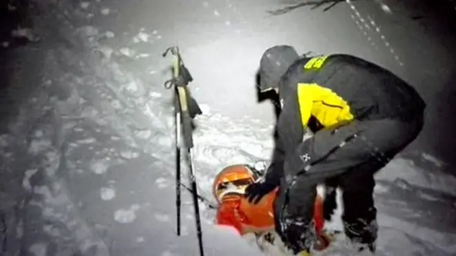 Rescatista en el lugar de una avalancha en Italia