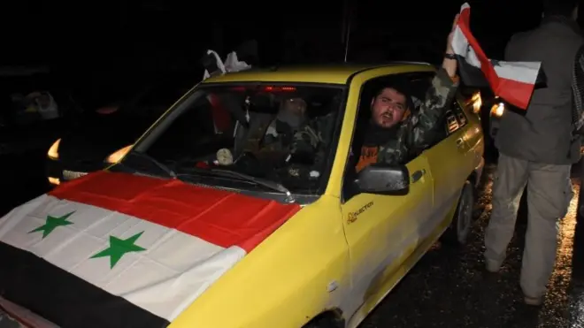 جنود يرفعون علم سوريا