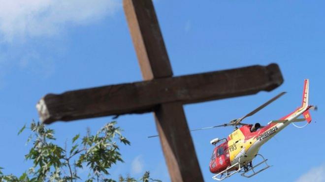 Helicóptero do corpo de bombeiros sobrevoa área atingida pelo rompimento da barragem de Brumadinho