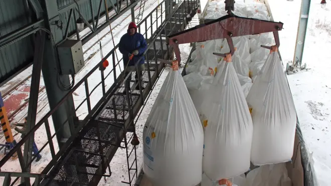 Завантаження аміачної селітри спеціальним обладнанням на заводі "Азот" у Черкасах. Гарантійний строк зберігання - 6 місяців