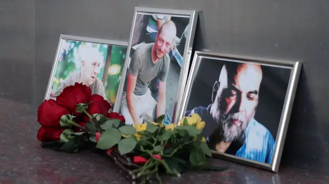 Фотографии погибших журналистов у Дома журналистов в Москве