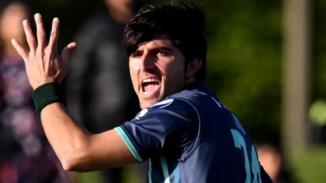 محمد وسیم کا پہلا اوور اگرچہ مہنگا ثابت ہوا مگر اس کے بعد وہ بہترین طور سے واپس آئے اور میچ کے کامیاب ترین بولر رہے