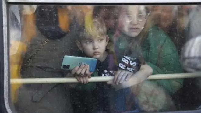 रूसी राष्ट्रपति पुतिन ने यूक्रेन के सैनिकों से कहा अपने नेताओं को उखाड़ फेंके. यूक्रेन में कई जगह भीषण लड़ाई.