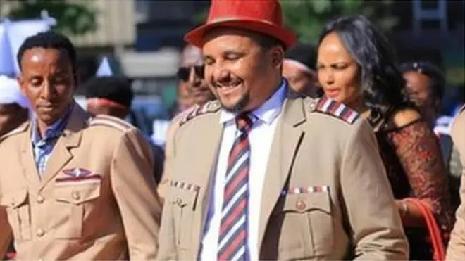 Porno tomosha qilish: Xotin erini bekasi bilan ushlaydi