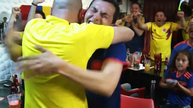 José Richard y César celebran un gol.