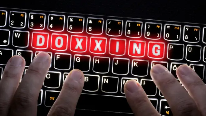 設計圖片：電腦鍵盤上出現英文「起底」字樣