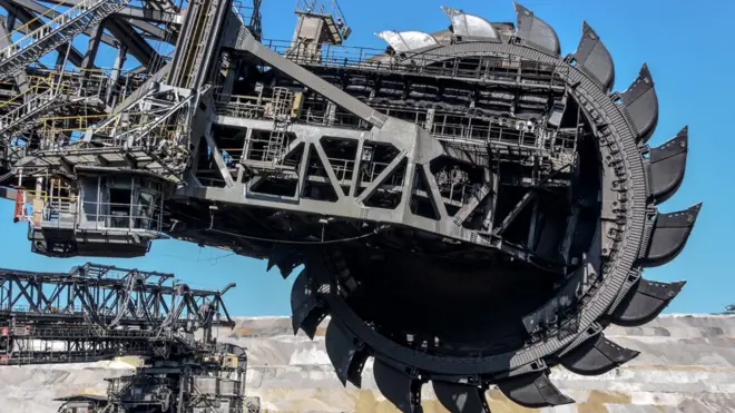 Las máquinas de excavación son enormes.