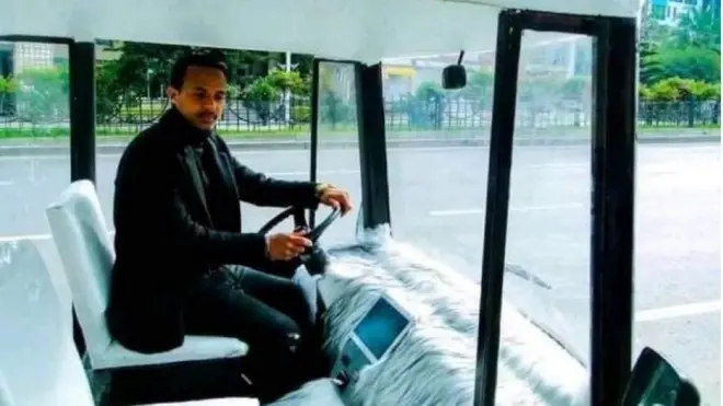 ሺሃብ ሱሌይማን የሰራትን መኪና፣ ታይታንን ሲያሽከረክር