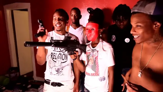 Cidade onde garotos andam armados tem tiroteios e homicídios diários.