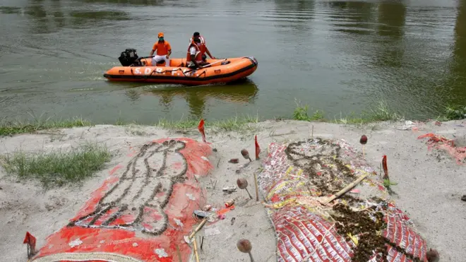 Makam korban Covid di bantaran Sungai Gangga