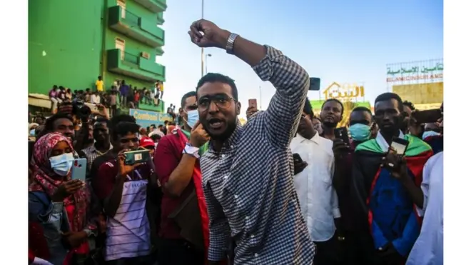 المحتجون يطالبون الجيش بتسليم السلطة للمدنيين