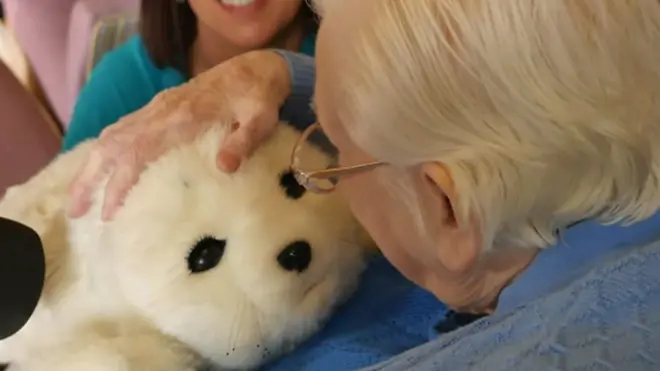 Робот-тюлень у будинку для літніх людей