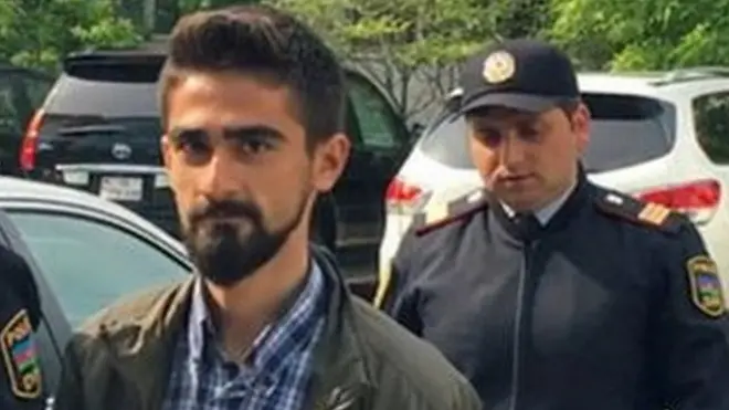 NİDA fəalları Bayram Məmmədov və Qiyas İbrahimov Mayın 10-u gecə saatlarında sabiq prezident Heydər Əliyevin abidəsinə yazılmış şüardan sonra saxlanılıblar